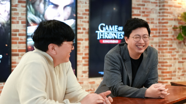 인터뷰를 진행하는 (왼쪽부터) 장현일 넷마블네오 PD, 문준기 넷마블 사업본부장의 모습. /사진=넷마블