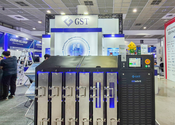 S-OIL이 GST와 『HVAC KOREA 2026』 전시회에서 데이터센터용 액침냉각 솔루션을 선보이고 있다. [사진=S-OIL]
