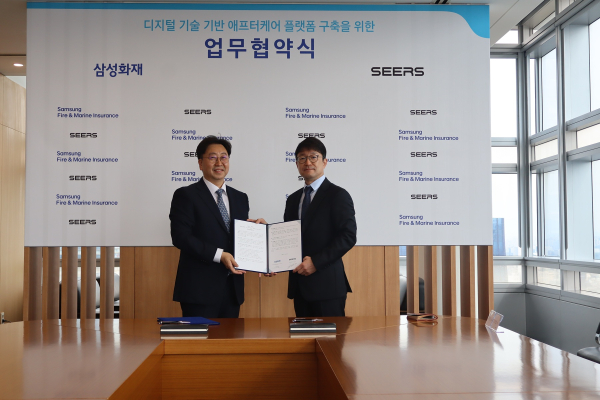 ▲삼성화재 헬스케어사업팀 이해성 상무와 씨어스 이영신 대표(오른쪽)가 업무협약식(MOU)을 체결하고기념촬영을 하고 있다.