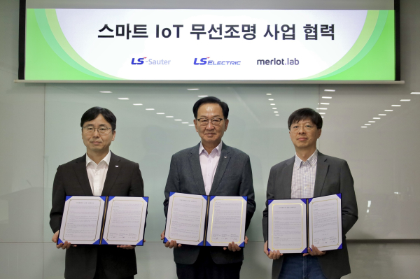 박우범 LS일렉트릭 전무(가운데), 김성용 LS사우타 대표(왼쪽), 신소봉 메를로랩 대표(오른쪽)이 MOU 체결 후 기념촬영을 하는 모습 [사진=LS일렉트릭]