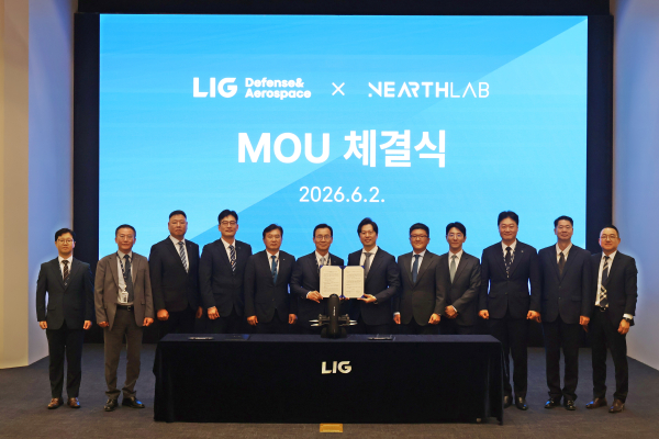 지난 2일 LIG D&A와 니어스랩의 주요 임원들이 요격드론 분야 사업협업체계 구축을 위한 업무협약(MOU)을 체결하고 기념사진을 촬영하고 있다. [사진=LIG D&A]