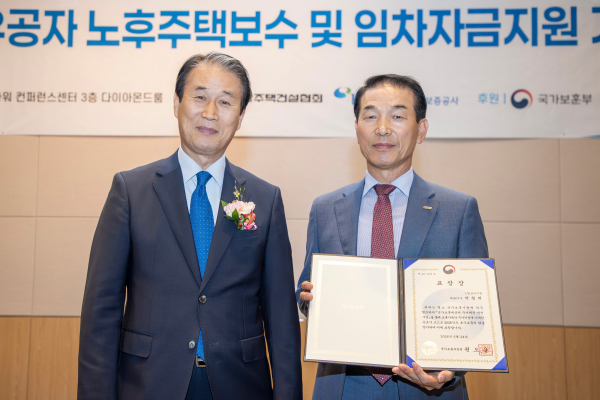 변부섭 호반건설 건설안전부문 대표이사(오른쪽)가 국가보훈부 장관 표창 수상 후 권오을 국가보훈부 장관과 기념촬영 하고 있다. [사진=호반건설]