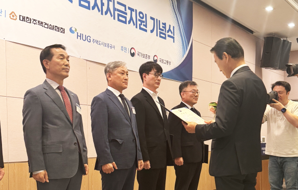 이경호 중흥건설 대표이사(두 번째)가 권오을 국가보훈부 장관에게 표창받고 있다. [사진=중흥건설]
