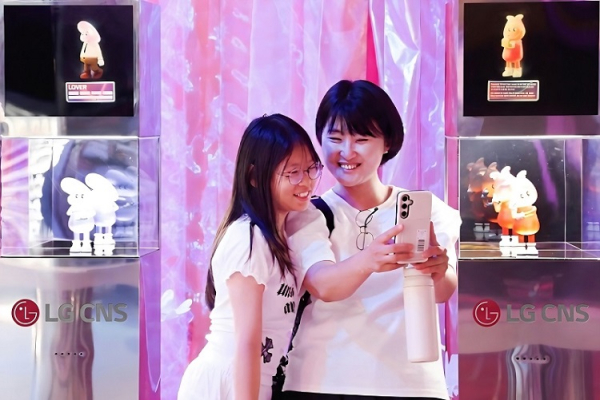LG CNS 전시장을 찾은 관람객들이 전시물을 관람하며 기념사진을 촬영하는 모습 [사진=LG CNS]