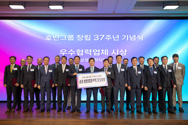 김선규 호반그룹 회장(가운데)이 우수 협력사 관계자에게 상생 협력 지원금을 전달한 후 기념촬영 하고 있다. [사진=호반그룹]