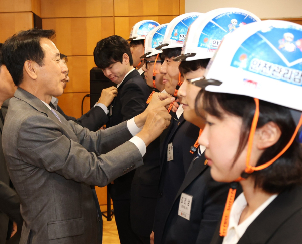 윤진오 동부건설 대표이사(왼쪽)가 신입사원에게 안전모를 수여하고 있다. [사진=동부건설]