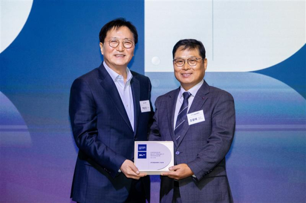 2025년 11월 17일 서울 여의도 글래드호텔에서 열린 DL이앤씨 ‘한숲 파트너스 데이’ 행사에서 DL이앤씨 박상신 대표(왼쪽)와 우수협력업체 태일씨앤티 조왕래 소장이 수상 기념 촬영을 하고 있다. [사진=DL이앤씨]