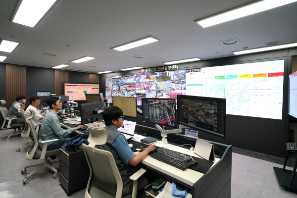 롯데건설 본사 안전관리자들이 안전상황센터에서 전국 현장의 IoT 온∙습도계 가동상태와 실시간 체감온도를 모니터링하고 있다. [사진=롯데건설]