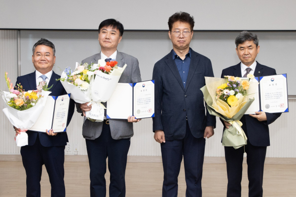 가스公, 이전공공기관 지역발전 우수사례 ‘국토교통부 장관상’ 수상(오른쪽 끝 이과형 한국가스공사 상생협력처장 직무대리) [사진=가스공사]