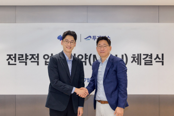지난 24일 서울 강남구 역삼동 아크플레이스에서 (왼쪽부터)오규인 토스 부사장과 서형석 투게더스 대표이사가 업무협약 기념 사진을 촬영하고 있다. [사진=토스]
