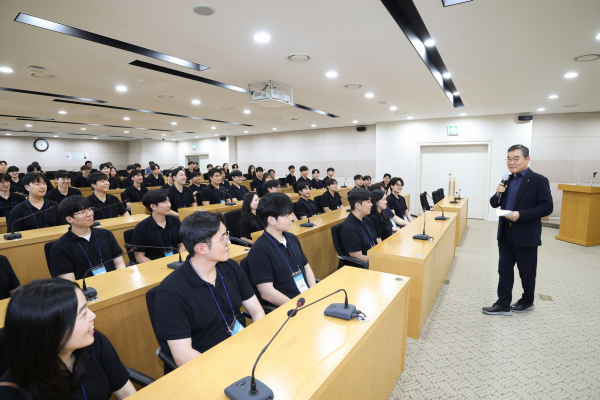 김보현 대우건설 사장이 신입사원 간담회를 진행하고 있다. [사진=대우건설]