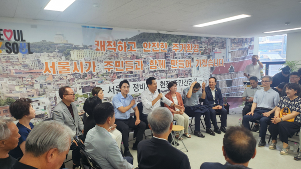 오세훈 서울시장이 현장 방문 후 진행된 주민간담회에서 말하고 있다. [사진=정윤섭 기자]