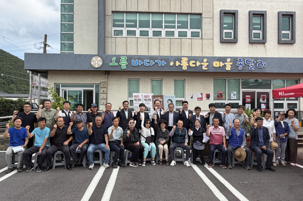 ▲경동제약과 한일전기가 함께한 「지역상생 프로젝트 제10호」 협약식에서 주요 관계자 및 지역주민들이 기념촬영을 하고 있다.