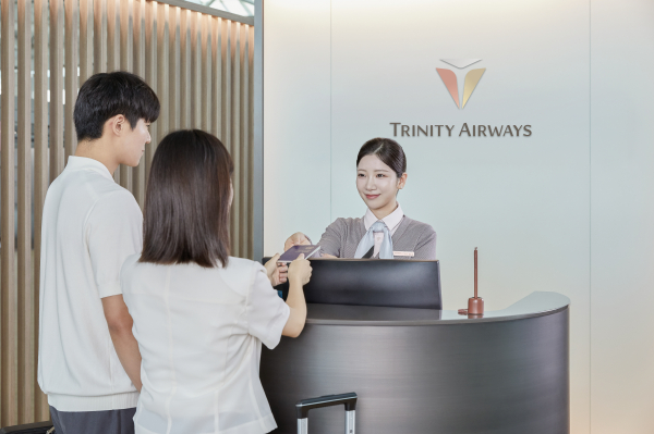 트리니티항공 직원들이 새로운 CI를 적용한 인천국제공항 탑승 수속 카운터에서 고객을 맞이하고 있다. [사진=트리니티항공]