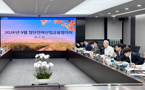 우리금융그룹은 지난 16일 서울 중구 본사에서 임종룡 회장 주재로 ‘9월 첨단전략산업금융협의회’를 개최했다. 임 회장은 생산적금융 성과를 바탕으로 지방과 기술력을 갖춘 중소기업으로 지원을 확대하고, 포용금융도 취약계층의 재기와 자립으로 이어질 수 있도록 속도감 있게 추진해 달라고 당부했다. [사진=우리금융]