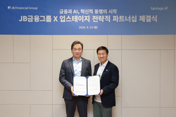 JB금융그룹 김기홍 회장(왼쪽)과 업스테이지 김성훈 대표가