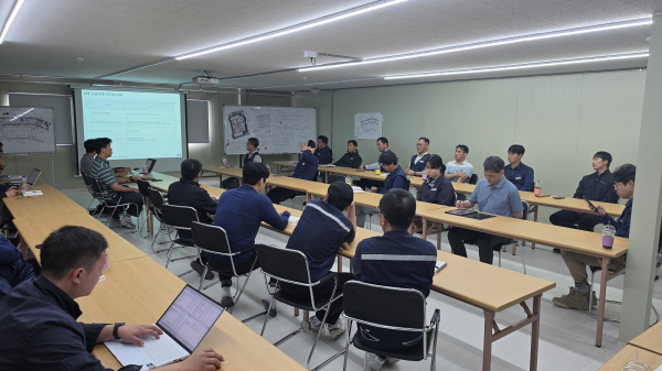 서유석 자이C&A 사원대표가 22일 세종 현장을 방문해 현장 소통 활동을 전개하고 있다. [사진=자이C&A]
