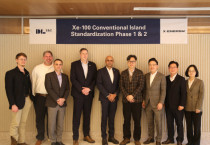 배종식 DL이앤씨 플랜트사업본부 부본부장(왼쪽 여섯 번째)과 딩카 바티아 엑스에너지 CCO(다섯 번째)가 계약 체결 후 기념촬영 하고 있다. [사진=DL이앤씨]