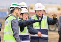 정경구 대표이사(가운데)가 운정 아이파크 포레스트 현장에서 경영진 현장점검을 진행하고 있다. [사진=IPARK현대산업개발]