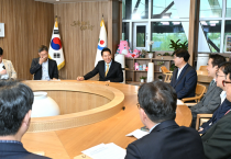 오세훈 서울시장(왼쪽 세 번째)이 ‘수도권 재건축·재개발조합연합회’ 관계자들과 간담회를 진행하고 있다. [사진=서울시]