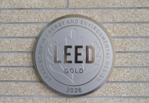 ▲SK바이오사이언스 송도 글로벌 R&PD 센터가 획득한 LEED 인증 Gold 등급 현판
