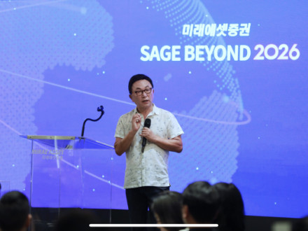 19일 포시즌스호텔 서울에서 열린 세이지 비욘드(Sage Beyond) 론칭 포럼에서 미래에셋그룹 GSO 박현주 회장이 기조 강연을 진행하고 있다. [사진=미래에셋증권]