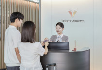 트리니티항공 직원들이 새로운 CI를 적용한 인천국제공항 탑승 수속 카운터에서 고객을 맞이하고 있다. [사진=트리니티항공]